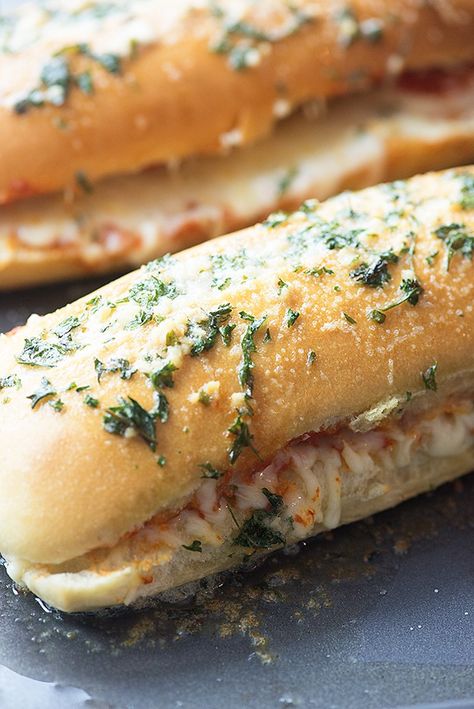 Garlic Pizza Bread, Pizza Sandwich Recipe, Pizza Subs, Garlic Bread Pizza, Buns In My Oven, Garlic Pizza, Bread Sandwich, French Bread Pizza, Sandwich Bread Recipes