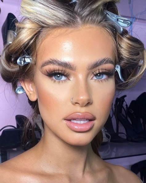 Full Coverage Glam Makeup, Birthday Makeup Blonde Hair, Pretty Glam Makeup, Victoria Secret Hair And Makeup, Makeup Looks For Pictures, Soft Glam With Lashes, Angel Glam Makeup, Victoria’s Secret Angel Make-up, Victorias Secret Bombshell Makeup