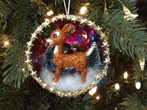 Tuna can Rudolph ornament Tuna Tin Can Crafts, Tuna Can Upcycle, Tuna Cans Crafts Ideas, Tuna Can Christmas Ornaments, Recycled Cat Food Can Crafts, Reuse Crafts, Rudolph Christmas, Kids Homemade, Homemade Ornaments