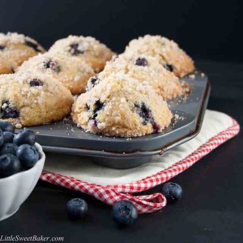 BAKERY STYLE BLUEBERRY STREUSEL MUFFINS. A buttery, soft and fluffy muffin that's loaded with juicy blueberries and topped with a crunchy sweet cinnamon streusel on a sky-high muffin top. You must try this recipe! Everything Sourdough, Sourdough Lemon, Moist Blueberry Muffins, Lemon Blueberry Muffins Recipe, Bakery Style Blueberry Muffins, Blueberry Streusel Muffins, Blueberry Streusel, Blueberry Muffin Recipe, Delicious Muffins