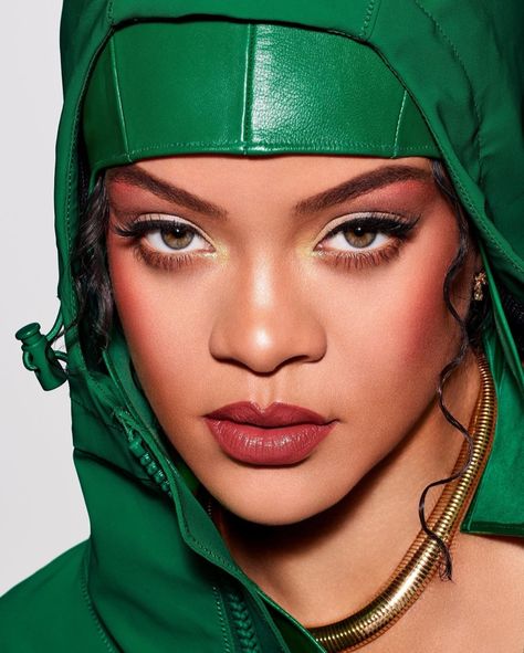 Rihanna Fenty Icon Lipstick Beauty Campaign Photos Rihanna Face, Rihanna Makeup, Rihanna Show, Rihanna Fenty Beauty, Beauty Campaign, Rihanna Riri, Celebrity Makeup Looks, Rihanna Style, Bad Gal