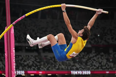 Olympic Men’s Pole Vault — Mondo Scares His World Record - Track & Field News Pole Vaulting, Pole Vault Aesthetic, Olympic Pole Vault, Olympic Track And Field, Pole Vault, Olympic Athletes, Body Reference Poses, Sports Images, Body Reference