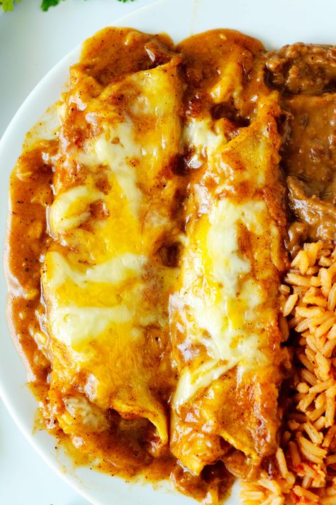 An overhead shot of two cheese enchiladas with enchilada gravy. Chuys Enchiladas, Soft Cheese Tacos, Enchiladas Authentic, Enchilada Gravy, Enchiladas Cheese, Enchirito Recipe, Southwestern Dishes, Easy Cheese Enchiladas, Enchiladas Sauce