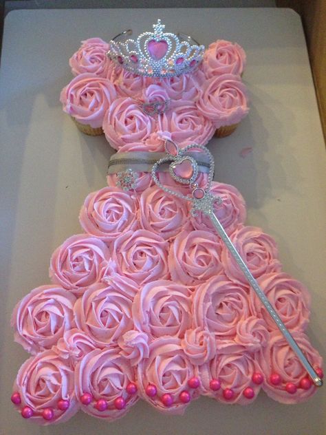 Princess cupcake cake #thegreenepig #cupcakecake #staugustine #princess Princess Cupcake Cake, Cupcakes Princesas, Princess Cupcake Dress, Lila Party, Princess Cupcake, Princess Birthday Party Decorations, Disney Princess Birthday Party, Princess Theme Birthday, Princess Theme Birthday Party