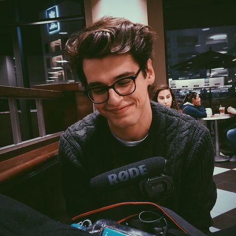 - ̗̀ @artsyautumn ̖́- Blake Steven, جوني ديب, Simon Lewis, Cameron Dallas, 90's Fashion, Flirting Memes, Flirting Humor, Tumblr Boys, Man Crush