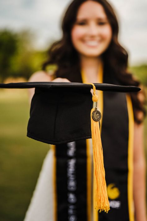 Graduation Photo Ideas Black Women, Msw Graduation Pictures, College Grad Poses, College Graduation Ideas, Graduation Poses Photo Shoots, Graduation Photography Ideas, Graduation Photoshoot Poses, Creative Graduation Photoshoot, Graduation Pose Ideas