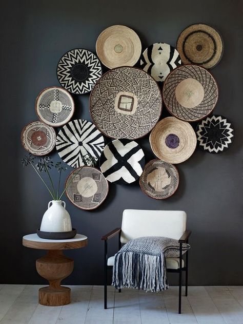 Plates On The Wall, African Interior, Basket Wall Decor, African Decor, Design Del Prodotto, Natural Home Decor, Decor Guide, Easy Home Decor, Baskets On Wall