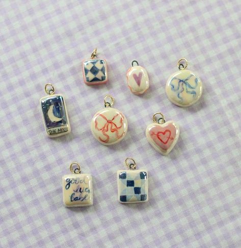 Clay Charm Jewelry, Diy Charms Jewelry, Little Ceramic Projects, Small Handmade Gifts, Charms Packaging, Ceramic Keychain, Ceramic Pins, Ceramic Accessories, Magnet Ideas