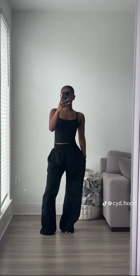 Black Woman Loungewear, Matching Sets Black Women, Chill Casual Outfits, Chill New Years Outfit, Chill Aesthetic Outfit, Lounge Outfit Summer, Simple Outfits Black Women, Sweatpants Outfit Black Women, Casual At Home Outfits