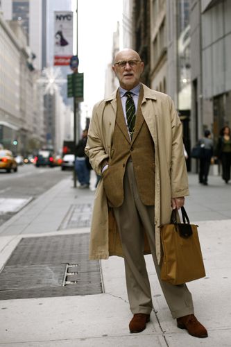 Tan jacket, light blue shirt, green tie with yellow stripes, tan pants Bruce Boyer, Writer Aesthetic, Fashion Writer, Ageing Gracefully, Old Man Fashion, Older Mens Fashion, The Sartorialist, Older Man, Gary Cooper