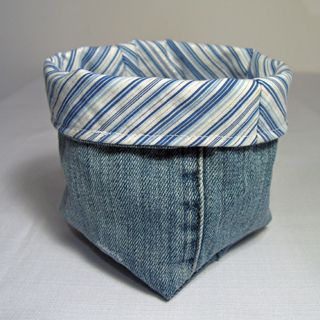 Fabric Basket Tutorial, Fabric Basket, Denim Quilt, Denim Ideas, Fabric Boxes, Recycle Jeans, Upcycle Jeans, Denim Crafts, Old Shirts