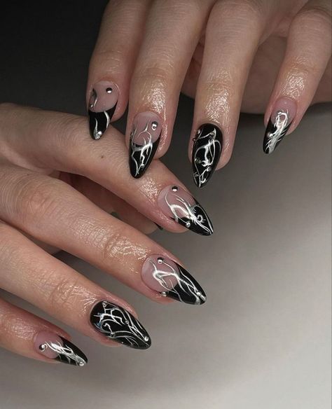 Black Nail Inspo Grunge, Funky Nails Black, Black Nail Designs Aesthetic, Biab Nails Black, Acrylic Nails Grunge, Edgy Nails Acrylic Grunge, Short Witchy Nails, Short Gothic Nails, Black Chrome Nails Designs