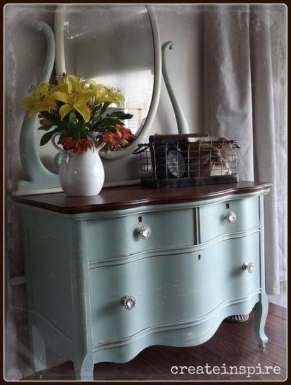 This pretty little lowboy dresser was in sorry shape with all its broken and loose veneer. There was no way to salvage the drawers so I opted to refinish the top and paint the rest. She's sitting pretty now! Check out all the details here: http://createinspireme.blogspot.com/2014/03/serpentine-low-boy-w-mirror.html Serpentine Dresser, Flipped Furniture, Annie Sloan Furniture, Lowboy Dresser, Painted Dressers, Diy Dresser Makeover, Upscale Furniture, Oak Dresser, Chalk Painted Furniture