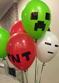 Fiesta de Minecraft - Cumpleaños infantil | Tips de Madre® Minecraft Balloons, Minecraft Party Ideas, Diy Minecraft Birthday Party, Minecraft Party Decorations, Minecraft Decoration, Minecraft Birthday Cake, Minecraft Theme, Diy Minecraft, Minecraft Birthday Party