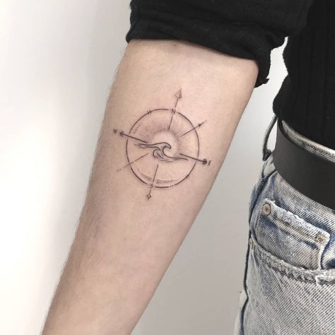 Compass tattoo with waves! Disaster Tattoo, Natur Tattoo Arm, Starfish Tattoo, Wave Tattoo Design, Surf Tattoo, Single Needle Tattoo, Fine Line Tattoo, Henna Tattoo Designs Simple, Delicate Tattoo