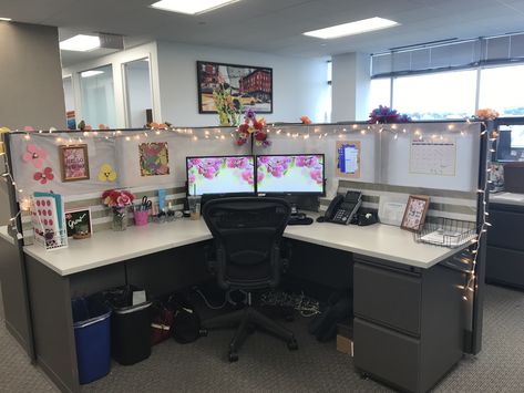 Colorful Cubicle Decor, Cute Office Desk Decor At Work Professional, Cubicle Office Decorating Ideas, Cute Work Desk Ideas, Cubicle Decor Office Modern, Decorated Cubicle At Work, Cozy Cubicle Ideas, Receptionist Desk Organization, Cubical Office Space Ideas