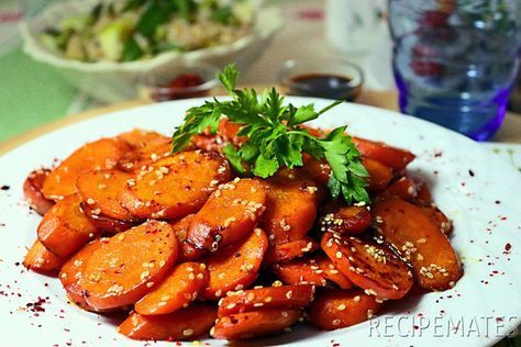 Sauteed Carrots with Soy Sauce and Sesame Seeds Asian Carrots Recipe, Korean Food Side Dishes, Sesame Seeds Recipes, Veggie Side Dish Recipes, Sauteed Carrots, Steak Side Dishes, Mexican Dinner Recipes, Veggie Delight, Cooked Carrots