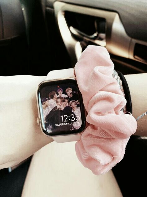 Pink Acsesuares, Apple Watch Series 8 Wallpaper, Apple Watch Series 8 Aesthetic, Bts Apple Watch Wallpaper, Smart Watch Wallpaper Aesthetic, Apple Smart Watch Wallpaper, Cute Apple Watch Faces, Apple Watch Aesthetic Wallpaper, Wallpaper For Apple Watch