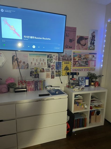 Kpop Bedside Table, Red Velvet Room Decor Kpop, Kpop Aesthetic Bedroom, Itzy Room Decor, Anime Kpop Room, In My Dreams Red Velvet, Kpop Room Inspo Aesthetic, Small Kpop Room Ideas, Twice Room