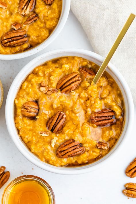 This healthy and cozy pumpkin oatmeal makes the perfect breakfast for a chilly fall morning. It has a ton of pumpkin flavor with a little spice and a touch of sweetness. Healthy Fall Breakfast, Homemade Pumpkin Puree, Fall Recipes Healthy, Fall Morning, Clean Eating Meal Plan, Pumpkin Oatmeal, Fall Breakfast, Healthy Fall, Pumpkin Flavor