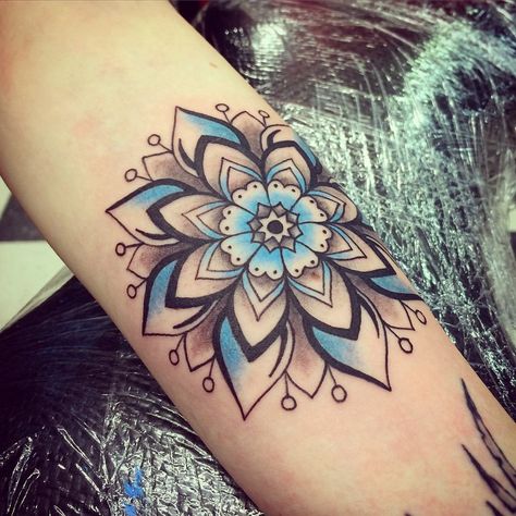 Tattoo Designs Mandala, Mandala Snowflake, Dotwork Tattoo Mandala, Flower Snowflake, Tattoo Off, Filler Flowers, Tattoo Mandala, Tattoo Henna, Japanese Tattoos