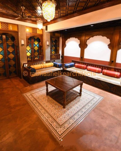 Maratha Wada Architecture Chettinad House Interiors Bedroom, Maharashtrian Interior Design, Wada Style Interior, Maharashtrian Home Decor, Wada Architecture Maharashtrian, Maratha Architecture, Royal Building, Flat Interior Design, Indian Room Decor