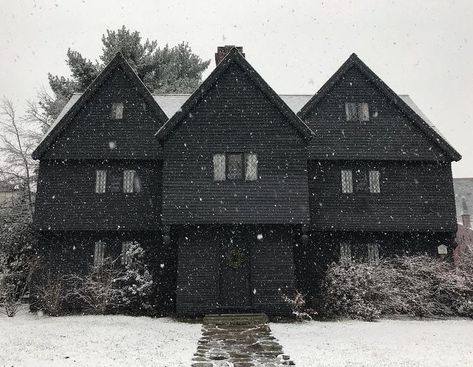 The Witch House in Salem, Massachusetts, via lifeisapigsty on Instagram Trails Aesthetic, Salem Witch Trails, Witchy Rooms, Salem Witch House, Black Magic Witchcraft, Dark And Cozy, Salem Witch Museum, House Decor Interior Design, Witch Museum