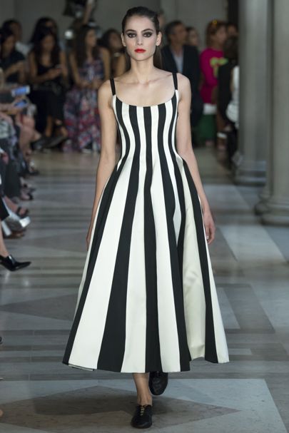 Fashion Fails, Elegante Casual, Style Noir, White Striped Dress, Black White Fashion, Spring 2017, Mode Inspiration, Fashion 2017, Carolina Herrera