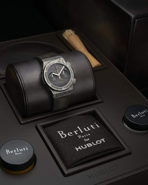 #packaging#Hublot#design#luxury#watchcase Luxury Watch Box, French Shoes, Hublot Classic Fusion, Hublot Classic, Swiss Watch Brands, Swiss Luxury, Watch Boxes, Watch Display, Box Packaging Design