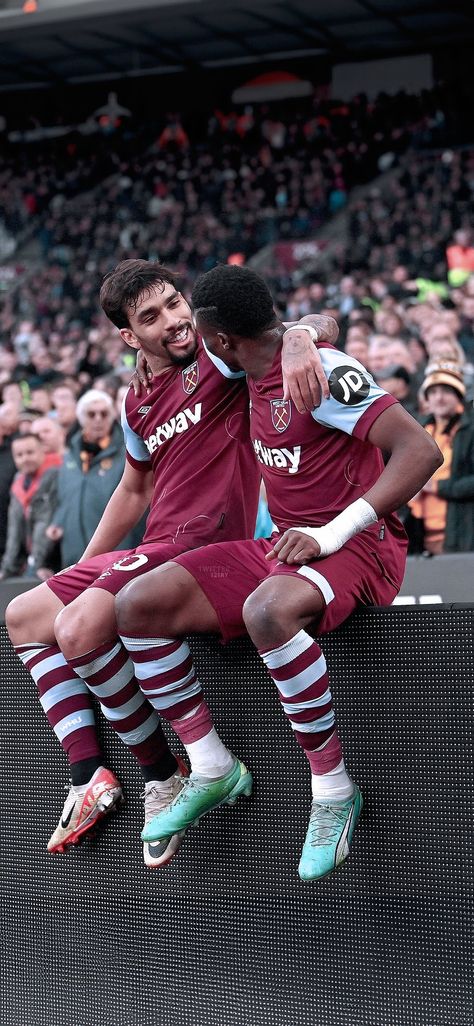 West Ham Wallpaper, Wallpaper Football Players, West Ham Players, Football Celebrations, Ios 16 Wallpaper, Wallpaper Football, Football Players Photos, West Ham United Fc, Soccer Photography