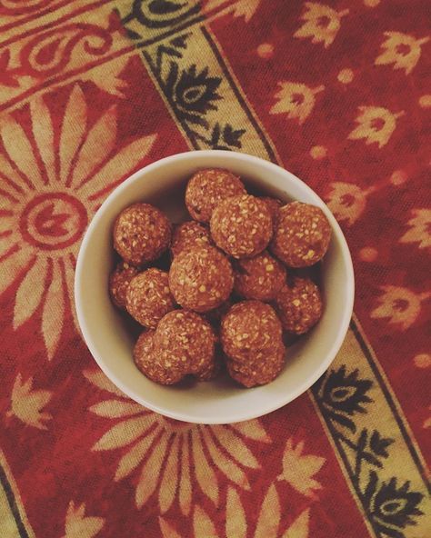 Ayurvedic Snack Recipes, Ayurvedic Energy Balls, Ayurvedic Snacks, Kapha Breakfast, Ayurvedic Recipes Kapha, Ayurvedic Kapha, Dosha Recipes, Tcm Recipes, Kapha Recipes