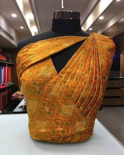 https://youtu.be/F0ztFi2uSNA Detail Couture, Best Blouse Designs, Sewing Blouses, Blouse Back Neck Designs, Draping Fashion, Afrikaanse Mode, Blouse Designs Indian, Saree Blouse Patterns, Back Neck Designs