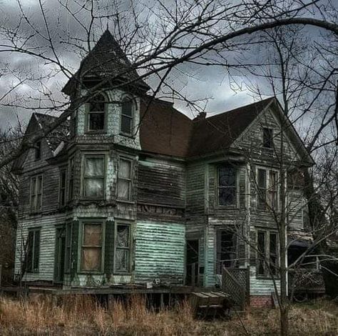 Queen Anne Victorian House, Creepy Old Houses, Haunted Locations, Reckless Abandon, Witch Photos, Scary Photos, Scary Houses, Old Abandoned Buildings, Beautiful Decay