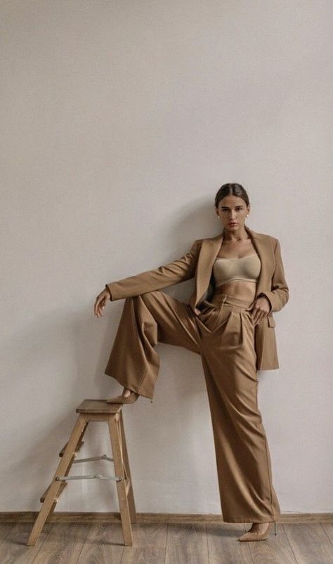 Woman In Suit, Studio Poses, Studio Photography Poses, Business Photoshoot, 사진 촬영 포즈, Spring Summer Autumn Winter, Photoshoot Idea, Lapel Blazer, Standing Poses