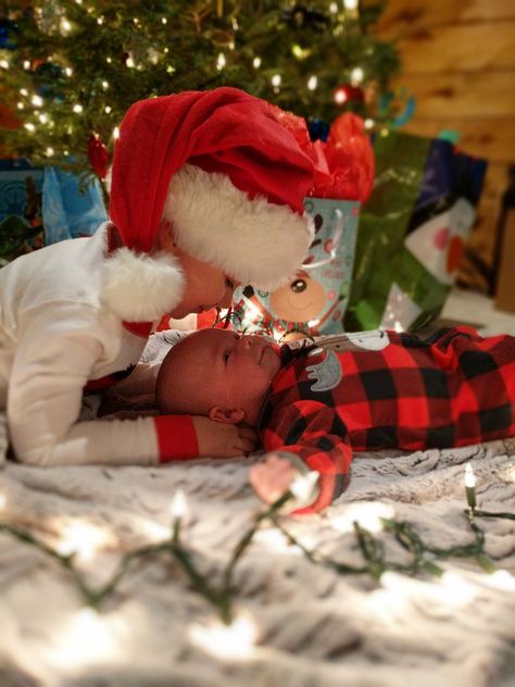 Baby Christmas Pictures At Home, Toddler And Infant Christmas Photo Ideas, Sleeping Baby Christmas Pictures, Diy Baby Holiday Photos, Sibling Diy Christmas Pictures, Easy Christmas Newborn Photos, Snowman Baby Picture, Christmas Photos Brothers, Baby And Sibling Christmas Photos