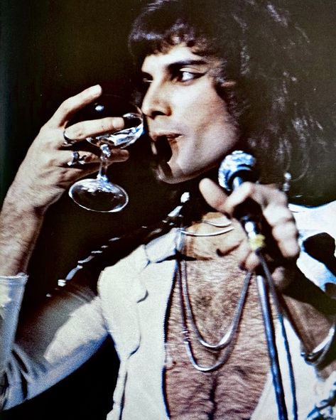 freddie mercury
70s
queen Freddie Mercury With Eyeliner, Freddie Mercury Aesthetic 70s, Freddie Mercury Eyeliner, Freddie My Love, Freddy Mercury, Queen Photos, We Will Rock You, Queen Freddie Mercury, God Save The Queen