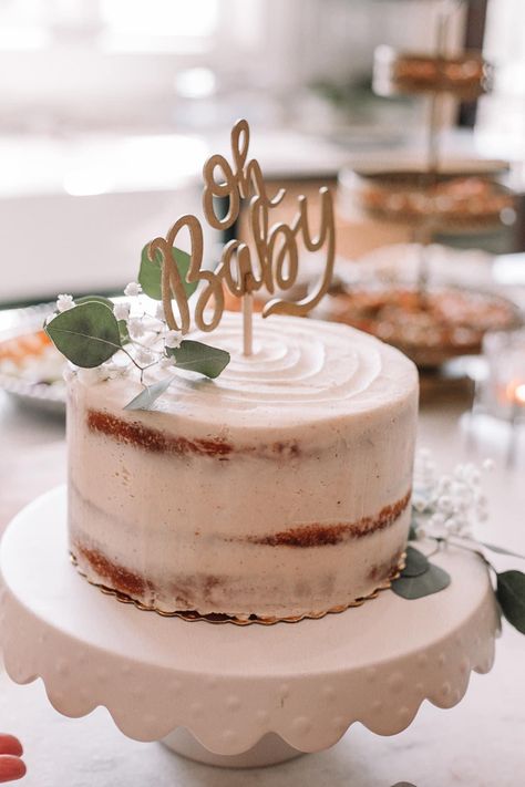 Rustic Baby Shower Cake, Simple Baby Shower Cake, Baby Shower Cakes Neutral, White Frosting, Simple Baby Shower, Minimalist Baby, Rustic Baby Shower, Spice Cake, Baby Reveal