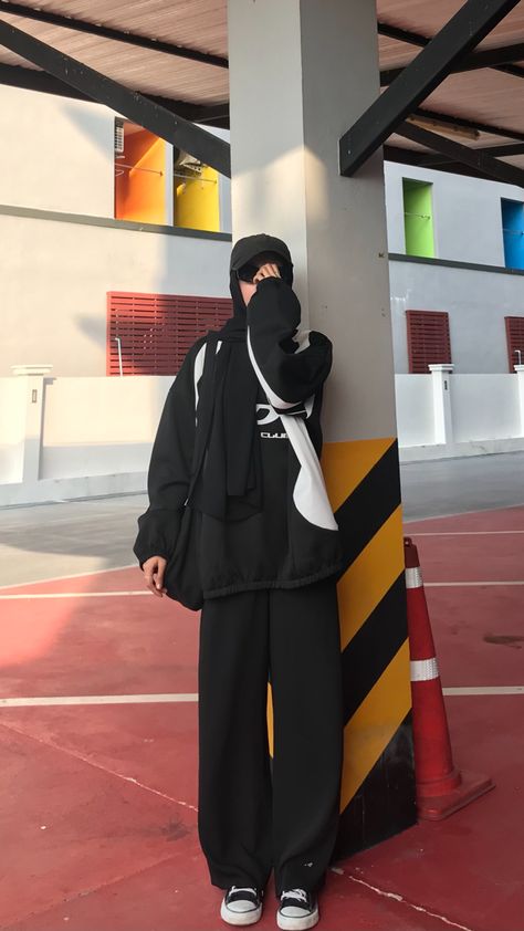 Casual Tomboy Outfits, Black Hijab Outfit, Rollup Design, Korean Style Hijab, Ootd Poses, Outfit Korean Style, Muslimah Outfit, Street Hijab Fashion, Muslim Outfits Casual