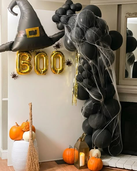 Halloween Decor Birthday, Cute Halloween Decorations Indoor Diy, Cute Halloween Party Ideas Decorations, Halloween Party Decor Birthday, Birthday Halloween Decorations, Simple Halloween Birthday Decorations, Witch Aesthetic Halloween Decor, Halloween Decorations For Birthday Party, Halloween Back Drop Ideas