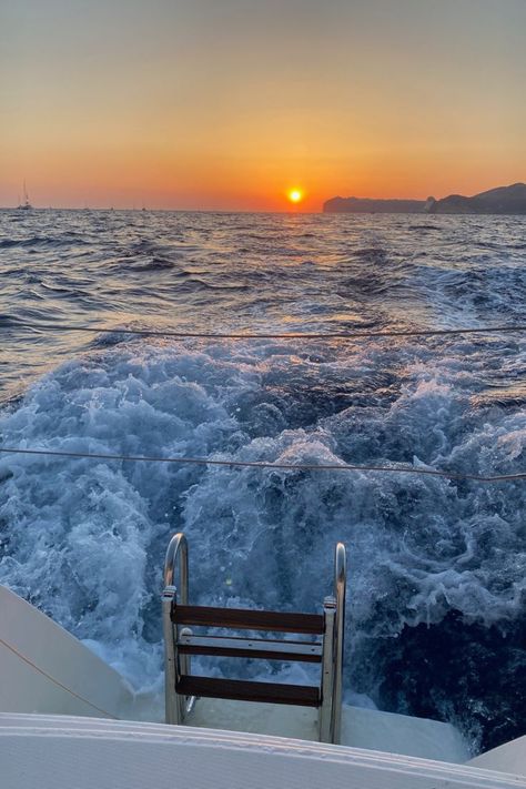 santorini sunset, catamaran, boat sunset Boat With Sunset, Sunset Catamaran, Catamaran Boat, Boat Sunset, Santorini Sunset, Travel Checklist, Sunrise Beach, Catamaran, Sunrise Sunset