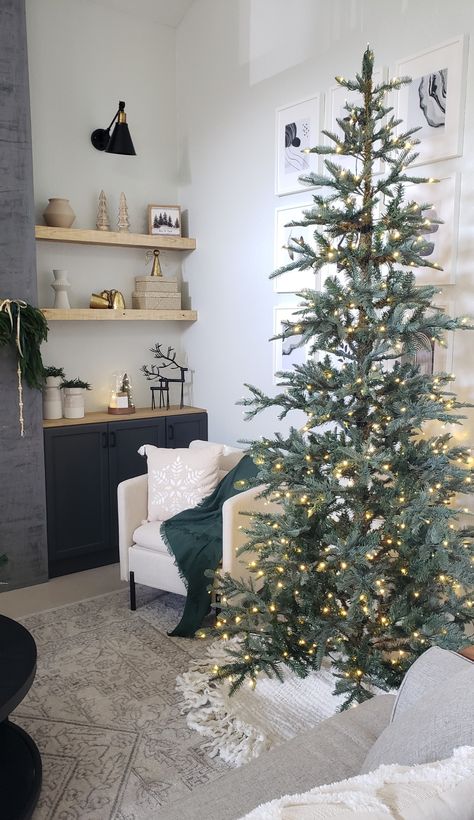 Bare Christmas Tree Ideas, No Ornament Christmas Tree, Bare Christmas Tree, Decor Ideas For Christmas, Christmas Living Room Decor Ideas, Christmas Living Room Decor, Tree Beautiful, Christmas Living Room, Modern Christmas Tree