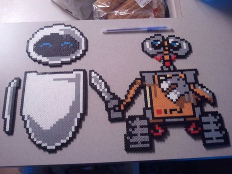 Walle And Eve, Perler Bead Pokemon Patterns, Hama Beads Disney, Fused Beads, Wall E And Eve, Melty Bead Designs, Perler Projects, Pixels Art, Perler Creations