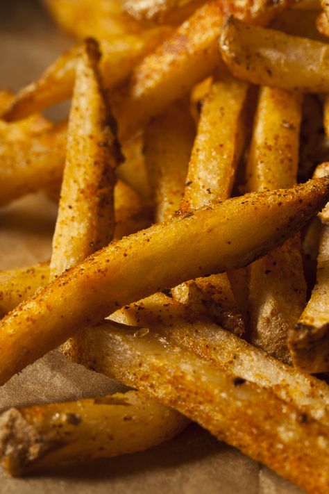 Make Popeyes French Fries in your very own kitchen! This copycat recipe is crispy, perfectly seasoned, and downright addicting. Popeyes French Fries Recipe, Popeyes Fries, Cajun Fries Recipe, Popeyes Food, Picnic Potluck, Cajun Fries, Seasoned Fries, French Fries Recipe, America Food