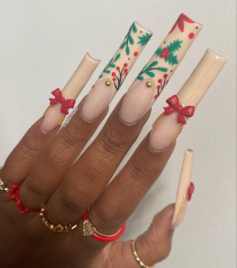 Acrylic Christmas nails with bows and painted Mistletoe art Mistletoe Acrylic Nails, Stiletto Christmas Nails, Mistletoe Nails, Berry Nails, Acrylic Nails Nude, Candy Cane Nails, Red Christmas Nails, Christmas Nails Easy, Work Nails