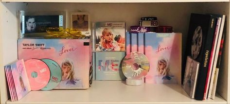 Taylor Swift Collection Shelf, Taylor Swift Shelf, Taylor Swift Room Ideas, Swiftie Bedroom, Taylor Swift Room, Taylor Swift Core, Collection Shelf, Swiftie Aesthetic, Taylor Merch