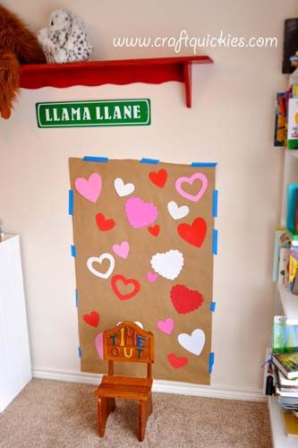 Photo Shoot: Setting Up a Valentine's Day Backdrop Valentine Craft Decorations, Valentine Photo Shoot, Valentine Picture, Preschool Valentines, Valentines Day Photos, Valentine Theme, Foto Baby, Valentines Day Activities, Diy Valentines Crafts