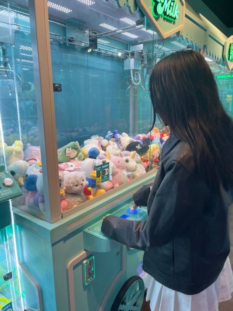 A billionaire's 💍passionate romance Viaansh singh Rajvansh - He is … #romance #Romance #amreading #books #wattpad Arcade Poses With Friends, Claw Machines Aesthetic, Game Arcade Aesthetic, Dating Show Aesthetic, Arcade Reference, Arcade Aesthetic Friends, Arcade Date Aesthetic, Arcade Games Aesthetic, Arcade With Friends