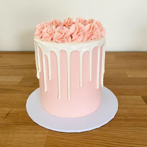 White Cake With Pink Dripping, Pink Cake With White Drip, Pink And White Graduation Cake, Pink And White Cake Designs, Pink First Birthday Cake, Pink And White Birthday Cake, Pink Smash Cakes, Pink Drip Cake, Pink And White Cake