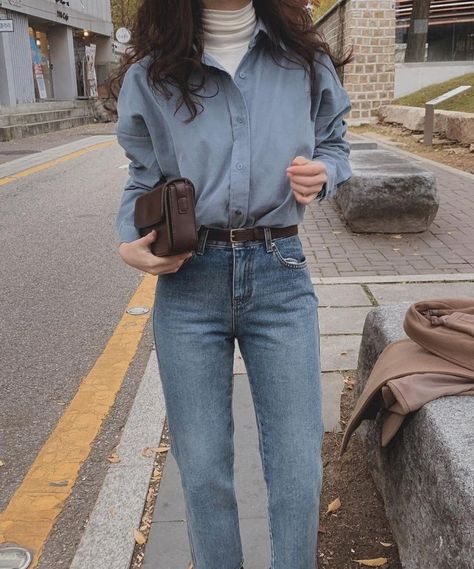 Turtle Neck With Shirt Over, White Shirt Blue Jeans Outfit Women, Japan Style Outfits Casual, Turtle Neck Outfit Ideas, Blue Shirt Blue Jeans, Turtle Neck Outfit, White Turtle Neck, Korean Casual Outfits, Elegante Casual