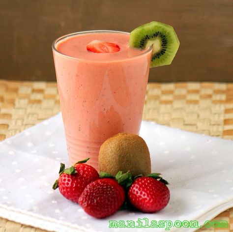 Strawberry Kiwi Smoothie - Ingredients:  2-3 Kiwi fruits, peeled and chopped, 1 to 1 1/2 cups frozen strawberries (chopped)*, 1 cup Applesauce, 1/2 cup plain low-fat yogurt,  Honey or Brown sugar, about 2 Tablespoons or to taste Strawberry Kiwi Smoothie, Vegan Steak, Mini Hamburgers, Smoothie Recipes Strawberry, Kiwi Smoothie, Chips Ahoy, Tropical Smoothie, Yogurt Smoothies, Strawberry Kiwi